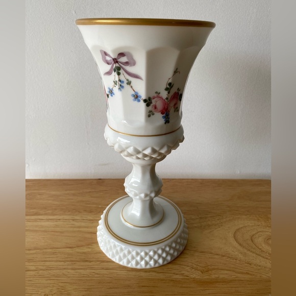 Vintage Westmoreland Milk Glass Urn Vase like new - Picture 1 of 9
